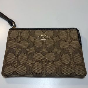 New Coach Women's Signature Corner Zip Wristlet